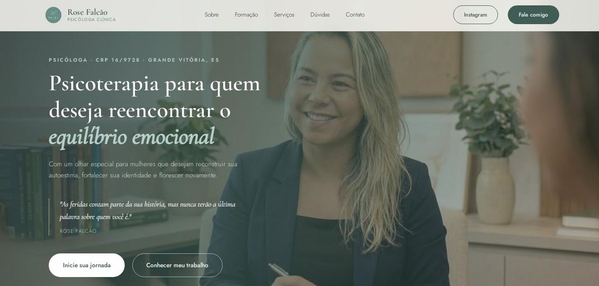 Site institucional para psicóloga clínica, fundo verde-oliva com retrato profissional